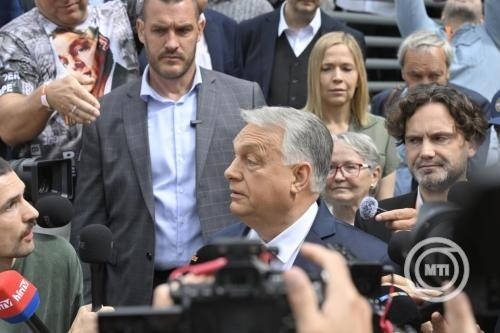 Viktor Orban u krugu novinara