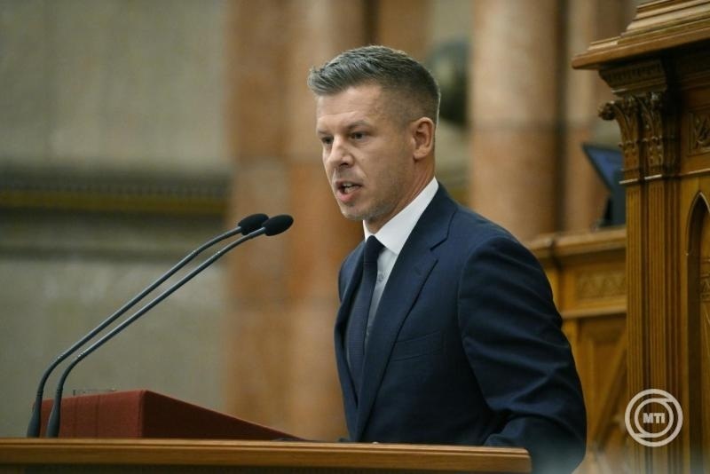 Premijer Peter Mađar govori pre dnevnog reda na vanrednoj sednici parlamenta