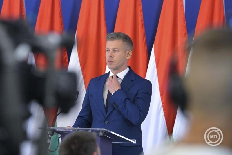 Magyar Péter miniszterelnök a kormányszóvivői sajtótájékoztatón az Építési és Közlekedési Minisztérium épületének aulájában 2026. június 25-én. 