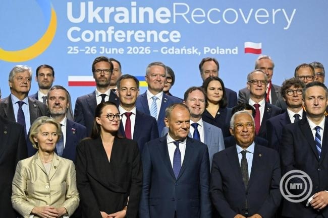 Ursula fon der Lajen, predsednica Evropske komisije, ukrajinska premijerka Julija Sviridenko, poljski premijer Donald Tusk i predsednik Evropskog saveta Antonio Košta (s leva nadesno) učestvuju u zajedničkom fotografisanju na otvaranju međunarodne konferencije o obnovi Ukrajine u Gdanjsku, 25. juna 2026. godine.