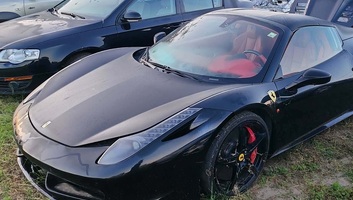 Ferrari Spidert „fogtak” a tompai határátkelő közelében - illusztráció