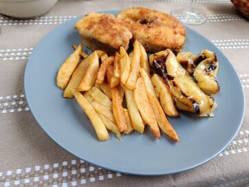 Tárcsán sült süllő sült krumpli és sült paprika körettel - A cikkhez tartozó kép