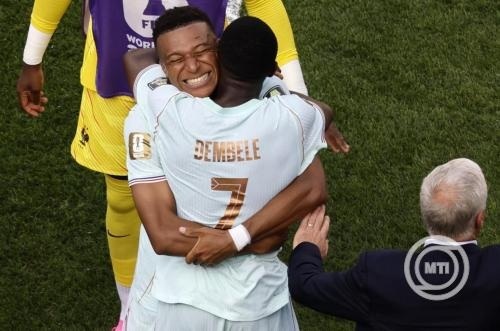 Az első francia gólszerző Kylian Mbappé ünnepel a második gól szerzőjével, Ousmane Dembelével a 2026-os labdarúgó-világbajnokság negyeddöntőjének Franciaország-Marokkó mérkőzésén a foxborough-i Boston Stadionban 2026. július 9-én. 
