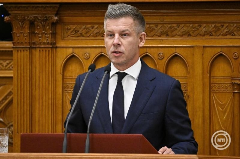 Magyar Péter miniszterelnök napirend előtt szólal fel az Országgyűlés rendkívüli ülésén
