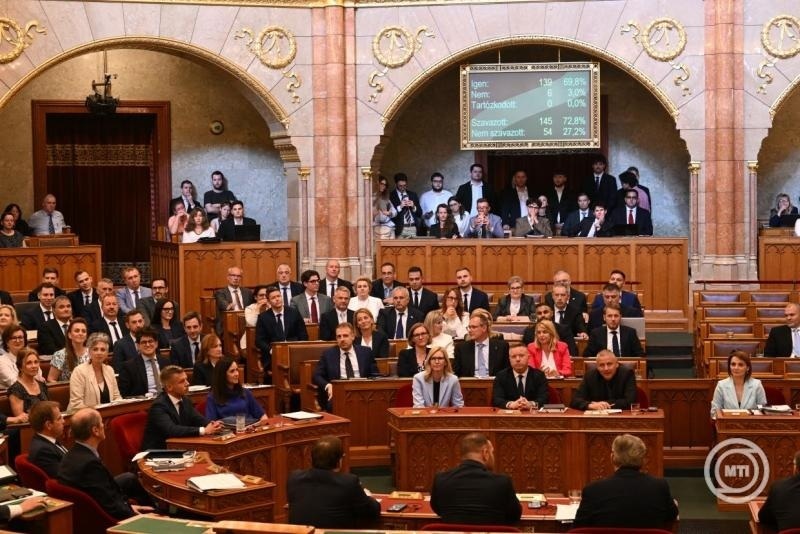 Poslanici nakon glasanja o Predlogu zakona o sedamnaestoj izmeni Ustava Mađarske na vanrednoj sednici parlamenta