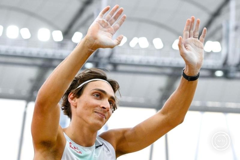 A svéd Armand Duplantis a férfi rúdugrás döntőjében a Gyulai István Memorial Atlétikai Magyar Nagydíjon Budapesten, a Nemzeti Atlétikai Központban