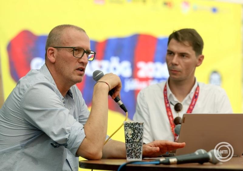 Tarr Zoltán társadalmi kapcsolatokért és kultúráért felelős miniszter (j) a Gombaszögi Nyári Táborban rendezett beszélgetésen a felvidéki Gombaszögön 