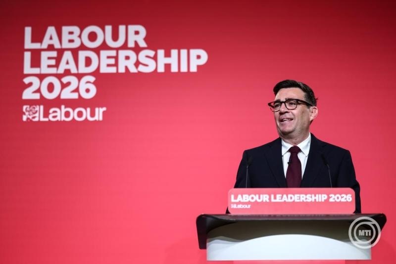 Andy Burnham korábbi manchesteri polgármester beszédet mond a kormányzó brit Munkáspárt rendkívüli kongresszusán, amelyen Shabana Mahmood belügyminiszter, a párt országos végrehajtó bizottságának elnöke kihirdette Burnham megválasztását a kormánypárt élére Londonban 2026. július 17-én