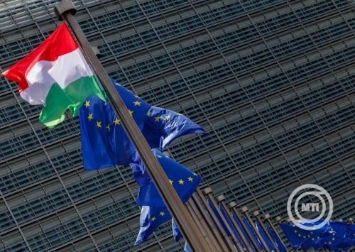 Mađarska zastava pored zastava Evropske unije ispred sedišta Evropske komisije u Briselu