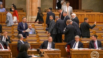 Fides i KDNP napustili sednicu parlamenta, traže vanrednu sednicu Odbora za poslovnik - illusztráció