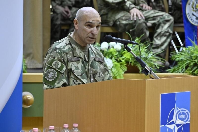 General-major Laslo Antal, novi komandant, obraća se na ceremoniji primopredaje dužnosti komandanta Komande Multinacionalne divizije Centar u Združenoj operativnoj komandi Mađarske vojske.