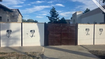 Ratko Mladićot ábrázoló graffitik jelentek meg a zombori iszlám közösség imahelyének kerítésén - illusztráció