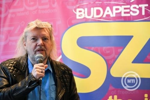 Osnivač festivala Karolj Gerendai na konferenciji za novinare povodom programa minus prvog dana 32. Sziget festivala