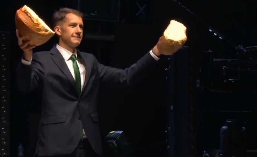 Hleb od novog žita prelomio je dr Balint Pastor.