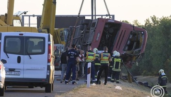 Tizenkét halálos áldozata van az M3-as autópályán történt buszbalesetnek (Frissített) - illusztráció