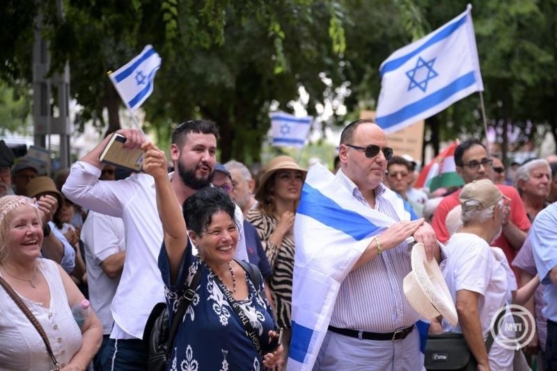 Demonstranti ispred sinagoge u ulici Dohanj u Budimpešti tokom protesta protiv skupa solidarnosti sa palestinskim zatvorenicima, posebno lekarom Husamom Abu Safijom, koji se nalazi u pritvoru u Gazi, 21. avgusta 2026. godine