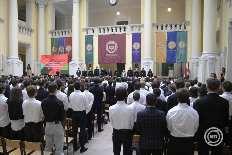 U sredini je rektor Budimpeštanskog univerziteta za tehnologiju i ekonomiju (BME) Charaf Hassan, pored njega ministarka obrazovanja i brige o deci Judit Lanert i američki softverski inženjer mađarskog porekla Charles Simonyi, predsednik i generalni direktor kompanije Intentsoft, dvostruki svemirski turista i ovogodišnji dobitnik zvanja profesora „Janoš Nojman“ na BME, na svečanom otvaranju školske godine 4. septembra 2026. godine.