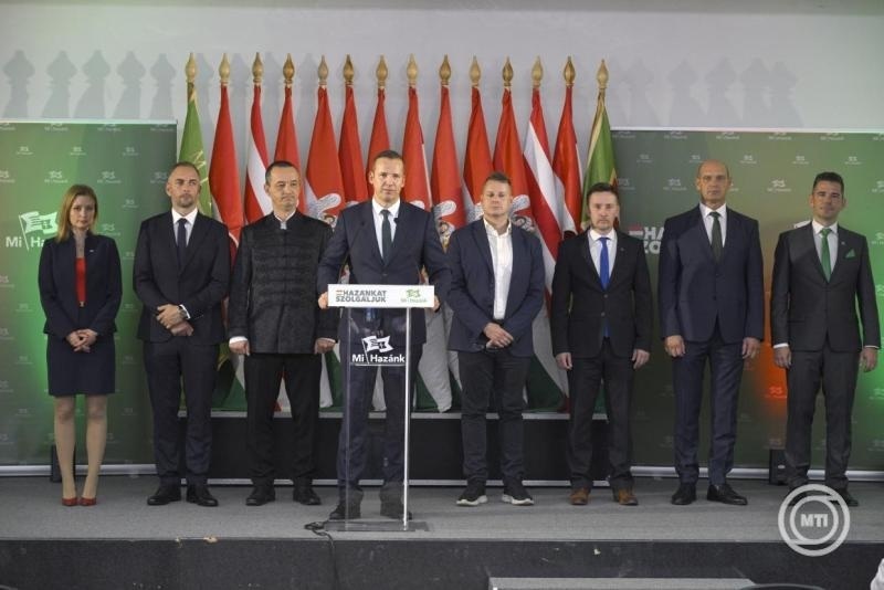 László Toroczkai, reizabrani predsednik Pokreta Mi Hazank i šef njegove poslaničke grupe (četvrti sleva), na konferenciji za novinare nakon izbornog kongresa stranke, u konferencijskoj sali hotela Bara u Budimpešti, 26. septembra 2026.