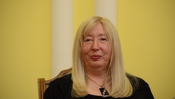 Eva Hoža dobitnica nagrade Kornel Senteleki, Ištvan Ladanji nagrade Bažalikom (Bosiljak) - illusztráció