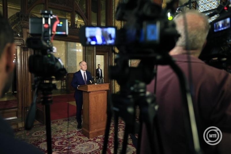 Predsednik Republike, Andraš Baka daje izjavu novinarima u zgradi parlamenta.