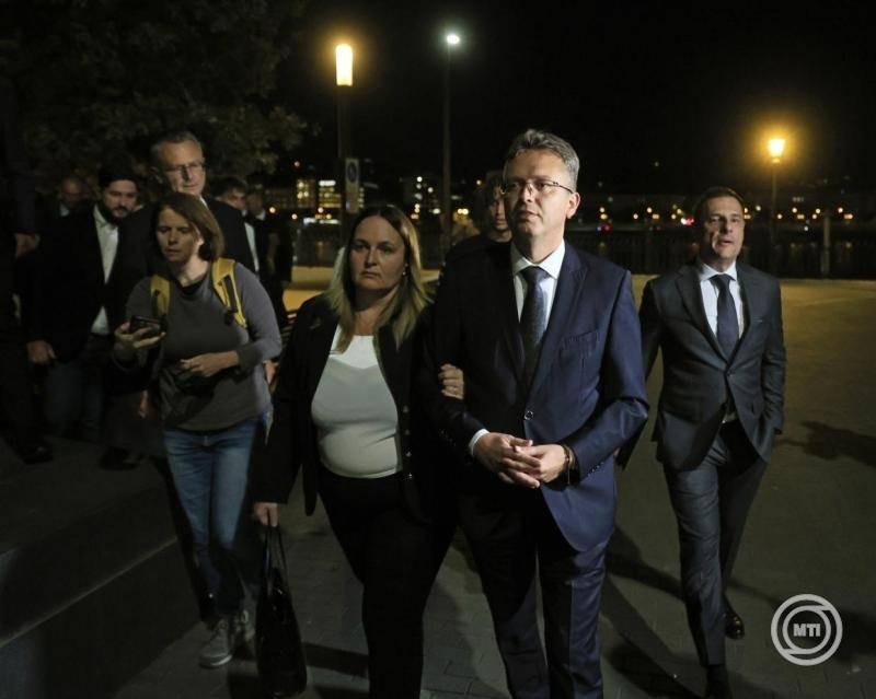 Balaž Hanko, poslanik Fidesa i bivši ministar kulture i inovacija u vladi Viktora Orbana, napušta zgradu parlamenta. Pored njega je njegova supruga, a desno njegov poslanički kolega Bence Tužon, bivši ministar pravde u vladi Viktora Orbana.
