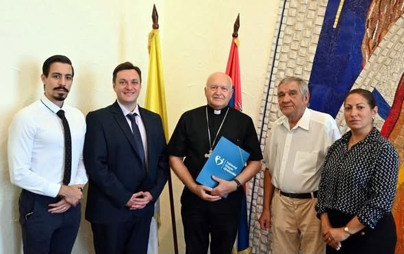 A VMÚ küldöttségének tagjai a bíborossal (középen)