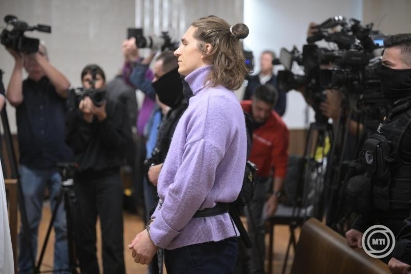 Nemačka državljanka Maja T., četvrtookrivljena u slučaju Antifa, sluša izricanje presude na drugostepenom suđenju pred Apelacionim sudom u Budimpešti.