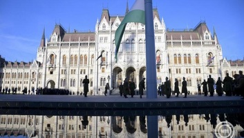 Aradi vértanúk emléknapja: Felvonták, majd félárbócra eresztették a nemzeti lobogót a Kossuth téren - illusztráció