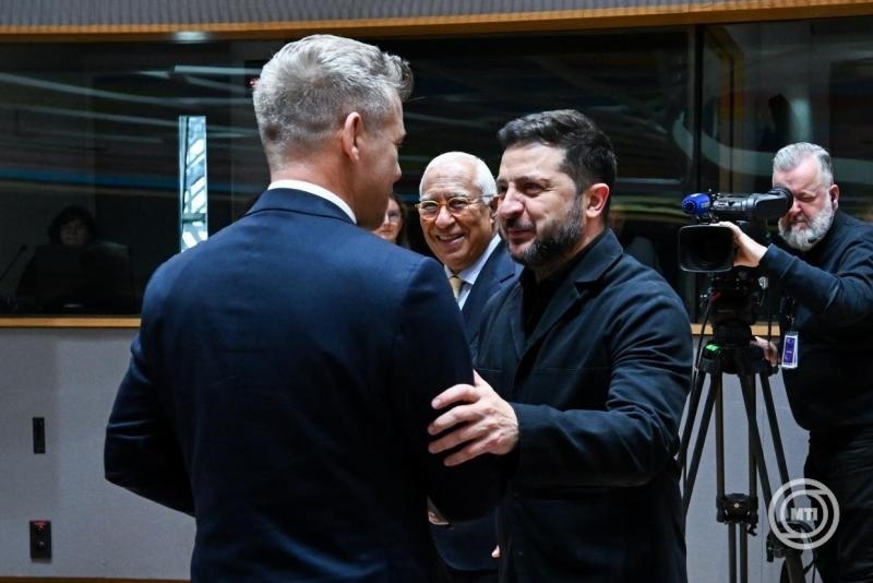 Na fotografiji Evropskog saveta ukrajinski predsednik Volodimir Zelenski (desno) razgovara sa mađarskim premijerom Peterom Mađarom tokom drugog dana dvodnevnog samita Evropske unije u Briselu, 16. oktobra 2026. godine. U pozadini je predsednik Evropskog saveta Antonio Košta.