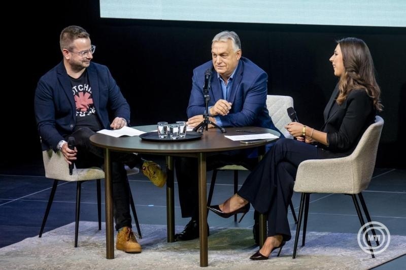 Orbán Viktor volt miniszterelnök, a Fidesz elnöke (középen), Kacsoh Dániel újságíró, történész és Futó Boglárka, a Hír TV szerkesztő-riportere a Körön belül, tabuk nélkül Orbán Viktorral címmel rendezett beszélgetésen az I. Országos DPK Tábor, a Digitális Polgári Körök közösségének rendezvényén a lakiteleki Hungarikum Ligetben, a Kárpátia rendezvényházban 2026. október 18-án.