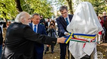 Október 23.: Felavatták Nagy Imre mártír miniszterelnök szobrát Ungváron - illusztráció