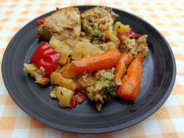 Sütőzacskós zöldség tüzdelt csirkemellel - A cikkhez tartozó kép