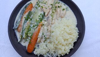 Csirketokány cukkinivel és béibisárgarépával - illusztráció