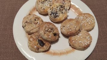 Egy alaptészta- három fajta pogácsa - illusztráció