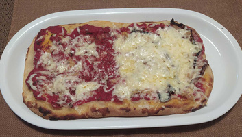 Egy tészta - két fajta pizza - illusztráció