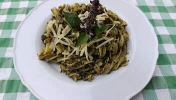 Házi pestós fusilli - illusztráció