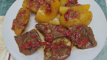 Paprikás üszőszelet körettel - illusztráció
