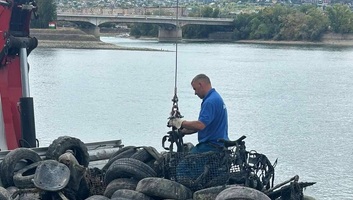 Több mint 130 autógumit és 500 kilogramm vashulladékot távolítottak el a vízügyesek a Dunából Budapestnél - illusztráció