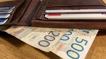 A szerbiai háztartások havi átlagos bevétele tavaly 98.000 dinár volt - illusztráció