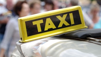 Az új törvény változásokat hozhat a taxiközlekedésben - illusztráció
