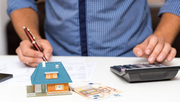 Elszabadult ingatlanárak: 1,8 millió euró egy lakásért, 56 ezer egy garázsért - illusztráció