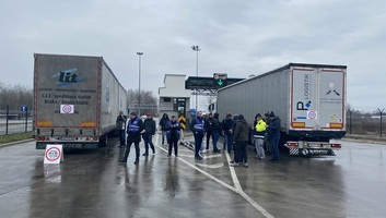 Harmadik napja tart a teherforgalmi határátkelők blokádja - illusztráció