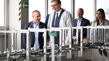 Új üzemet nyitottak a paraćini üveggyárban – állami támogatást ígért Vučić - illusztráció