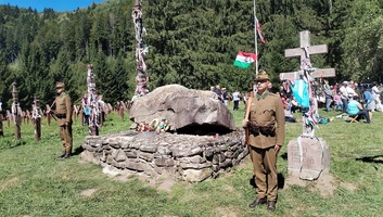 A két világháborúban elesett hősökre emlékeztek az úzvölgyi katonai temetőben - illusztráció