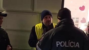 Elvitte a rendőrség a Magyar Szövetség politikusát a pozsonyi tüntetésről, Szijjártó is megszólalt az ügyben - illusztráció