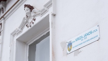 Leszerelik a kétnyelvű utcanévtáblákat Sepsiszentgyörgyön egy jogerős bírósági ítélet miatt - illusztráció