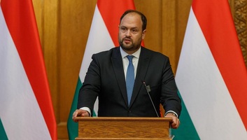 Nacsa Lőrinc: Dobrev Kláráék a gyűlöletkeltés legmagasabb fokára léptek azzal, hogy óriásplakátokon uszítanak a határon túliak ellen - illusztráció