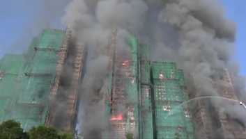 128 ember meghalt, 200-an eltűntek: Véget ért az oltás a lángba borult hongkongi lakótömbnél - illusztráció