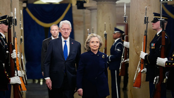 A Clinton házaspár hajlandó tanúskodni a Kongresszusban a Jeffrey Epstein-ügyben - illusztráció