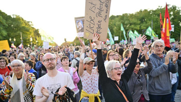 „A fasizmus nem alternatíva”: Több ezren tüntettek Berlinben az AfD-győzelem miatt - illusztráció